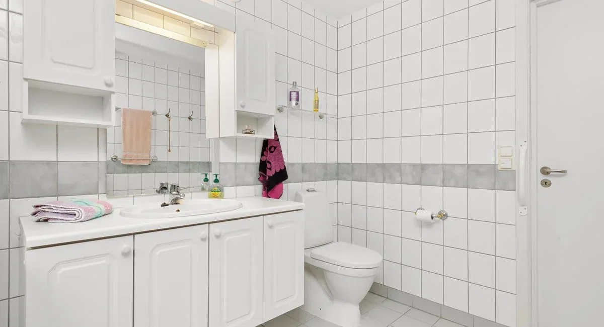 Salle de bain carrelée à examiner avant un relooking
