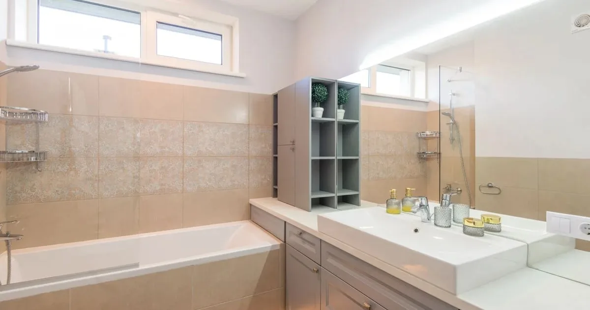 Salle de bain aux murs beige clair et aux équipements blancs