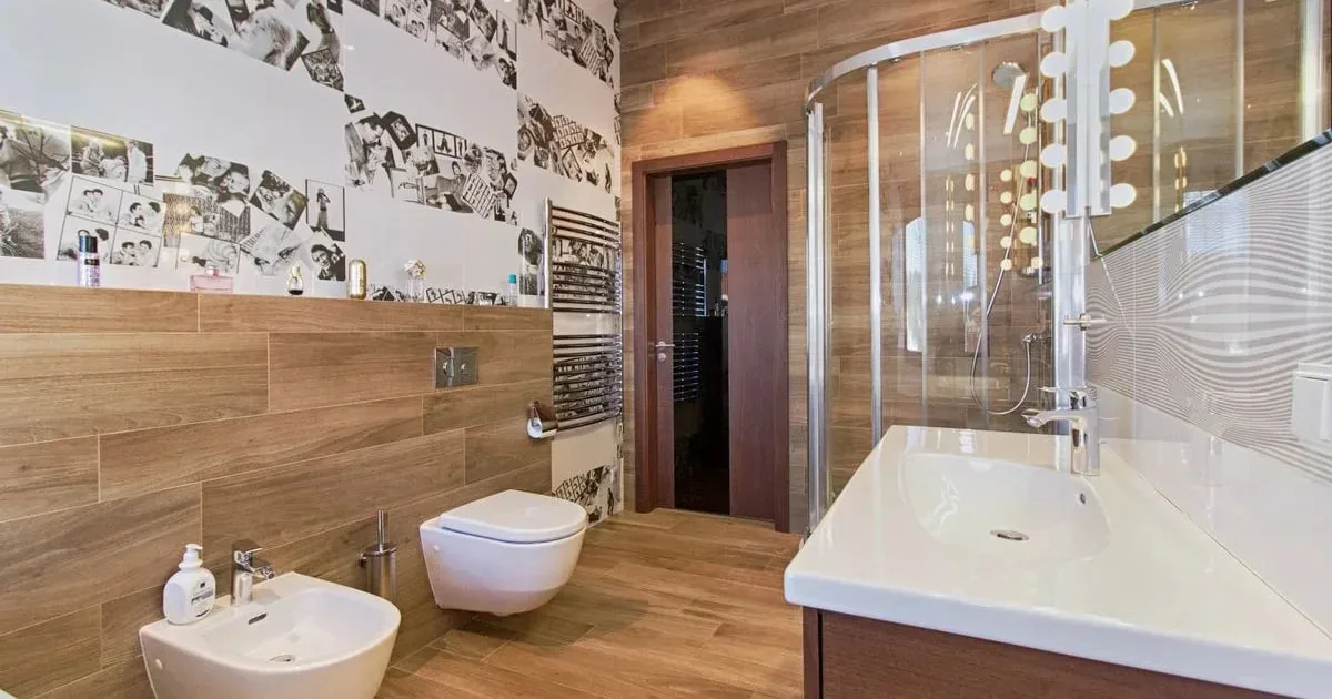 Salle de bain avec finitions bois et équipements blancs