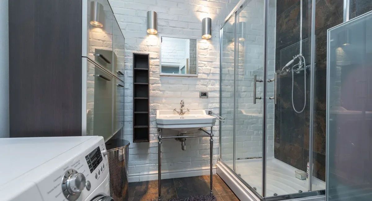 Salle de bain avec carrelage mural et paroi vitrée