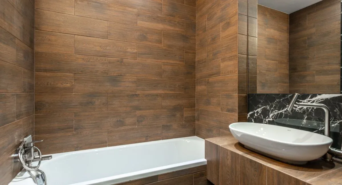 Salle de bain aux matières chaleureuses