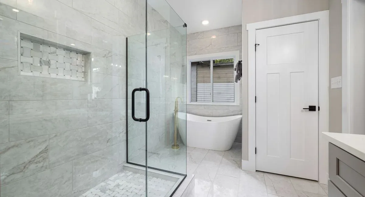 Salle de bain lumineuse avec douche, meuble et grand miroir