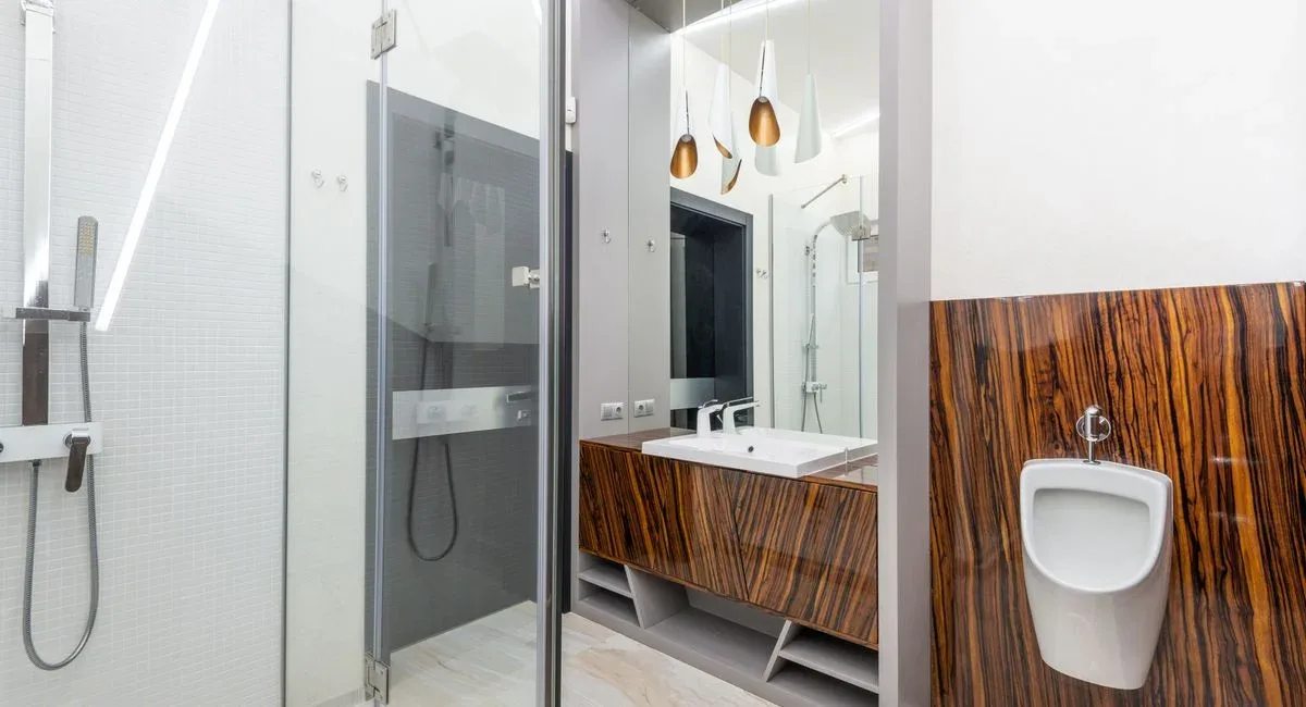 Équipements et matières dans une salle de bain