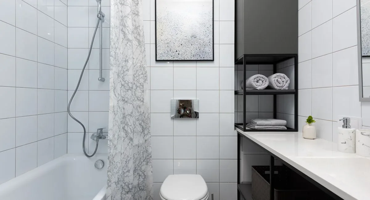 Équipements et matières dans une salle de bain