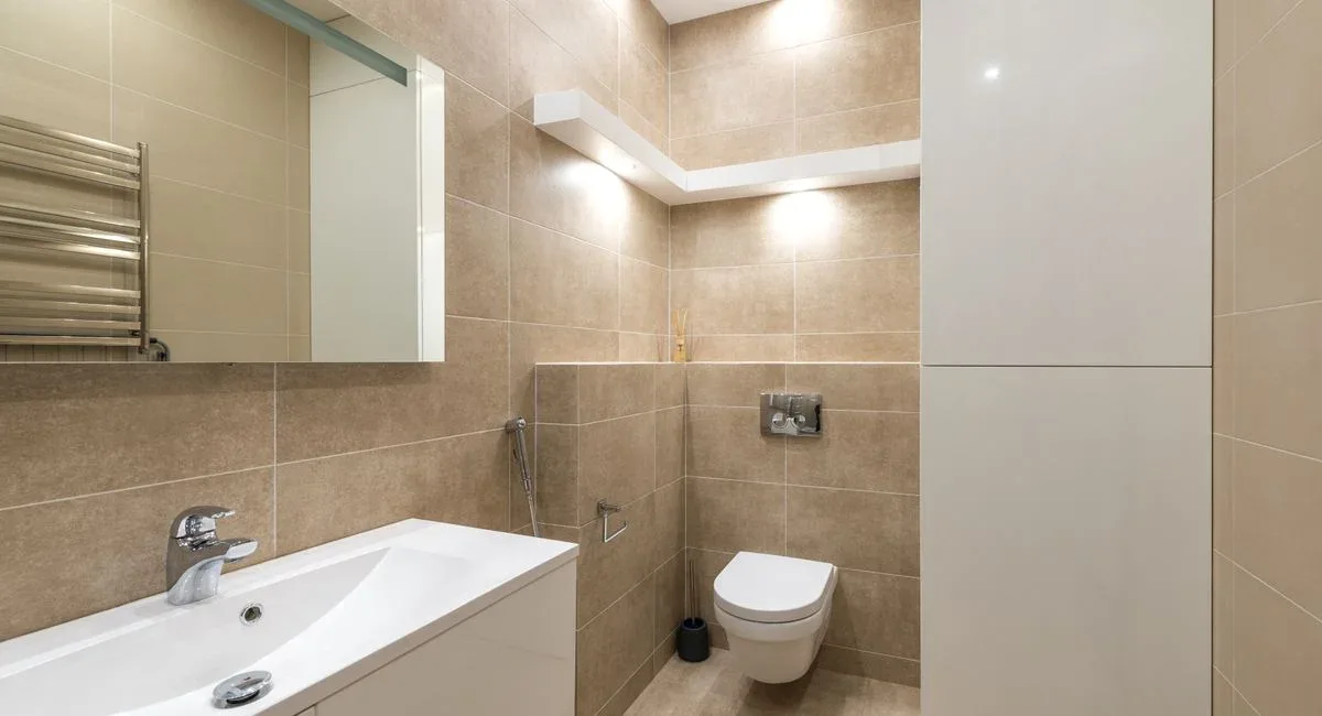 Salle de bain travertin : comparez les matières