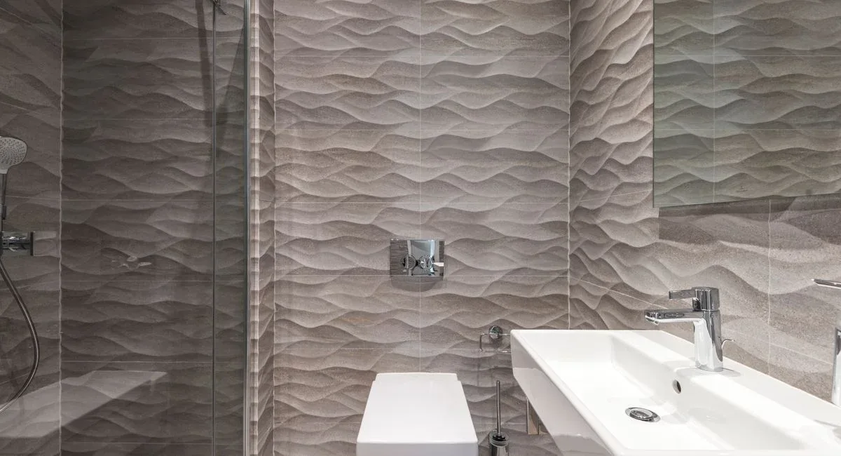 Salle de bain avec revêtement mural texturé et vasque blanche
