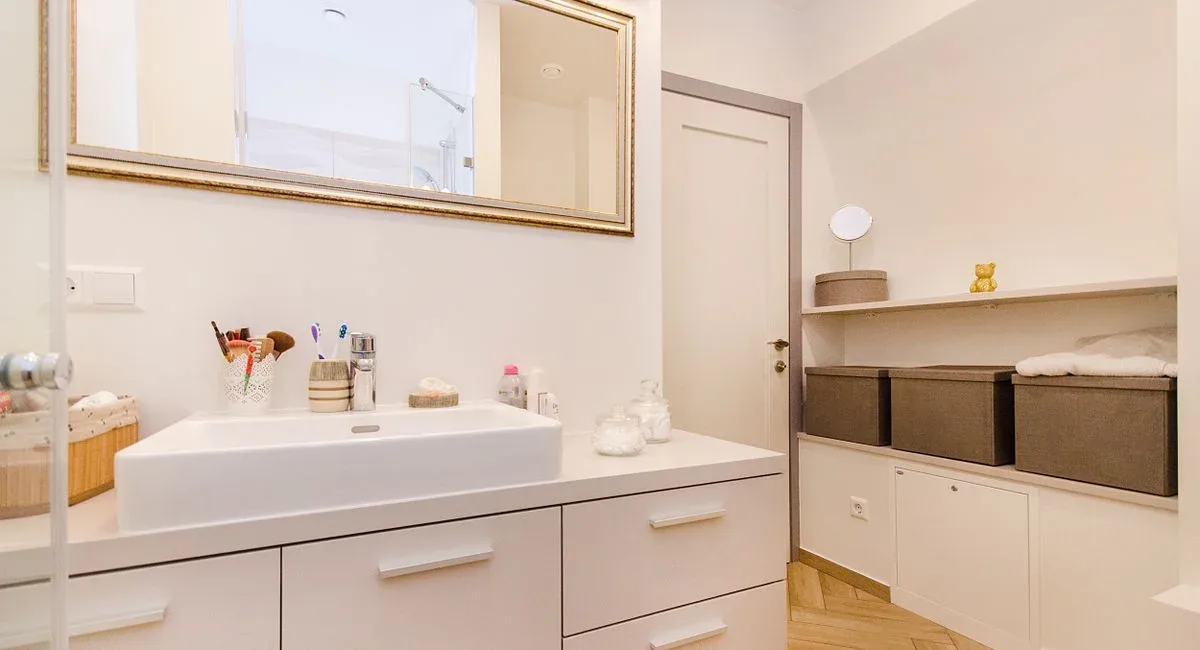 Meuble vasque et rangements dans une salle de bain claire