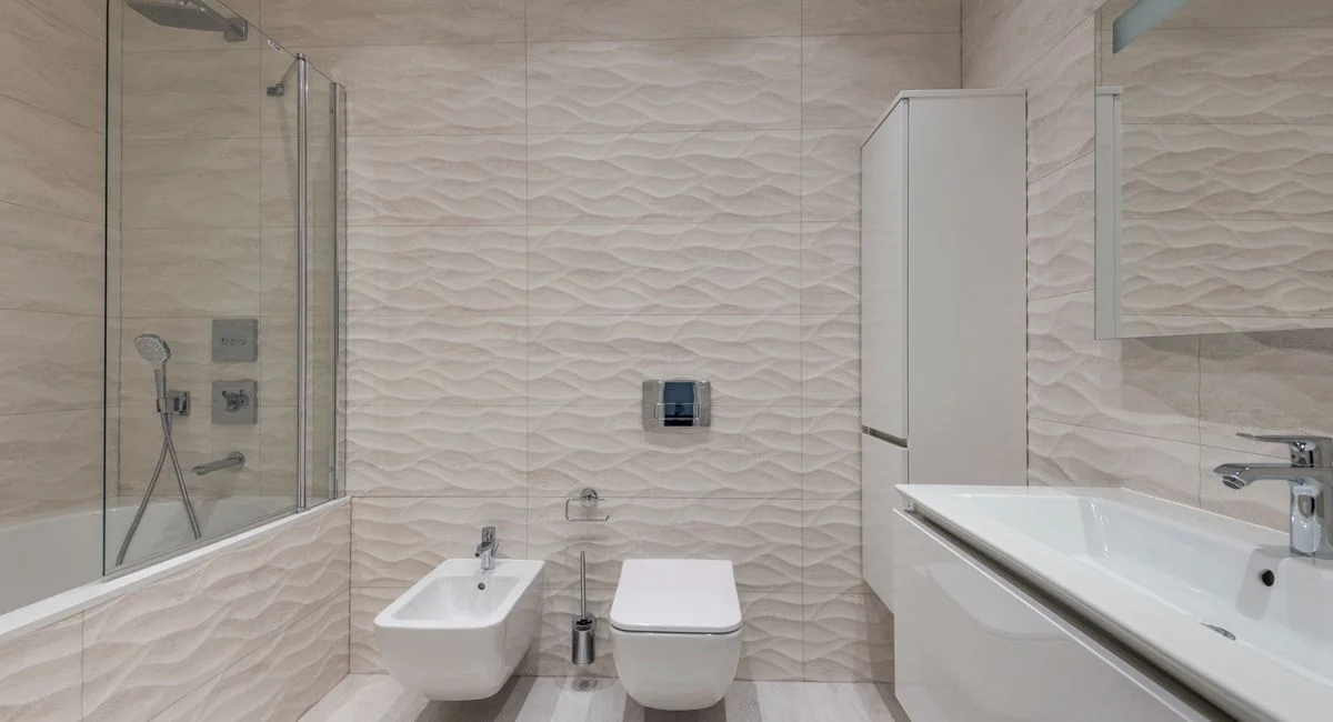 Le changement de la cuvette des toilettes qui se décide sur une casse précise et trois mesures