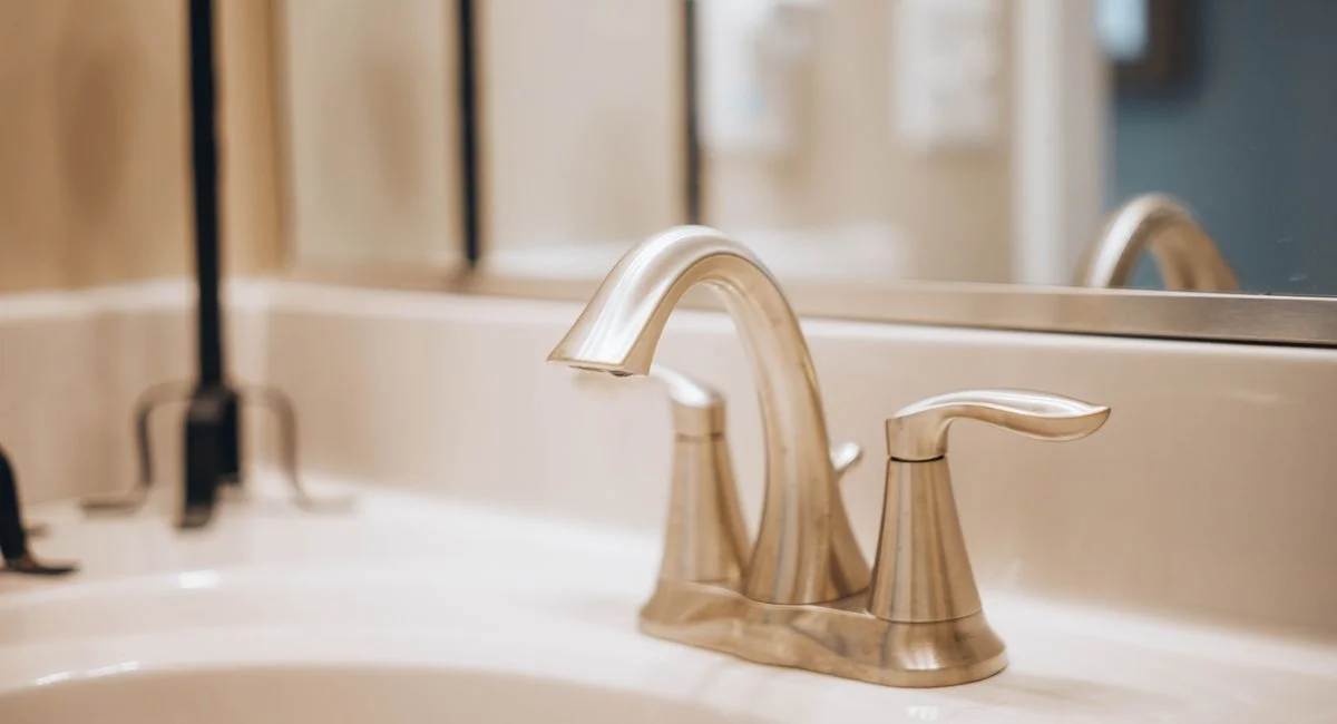 Le changement de lavabo de salle de bain qui évite les adaptations imprévues