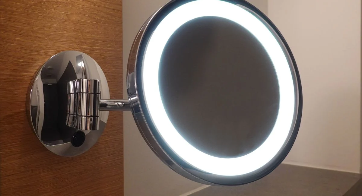 Le changement d’une LED de miroir de salle de bain dépend d’abord du type de luminaire