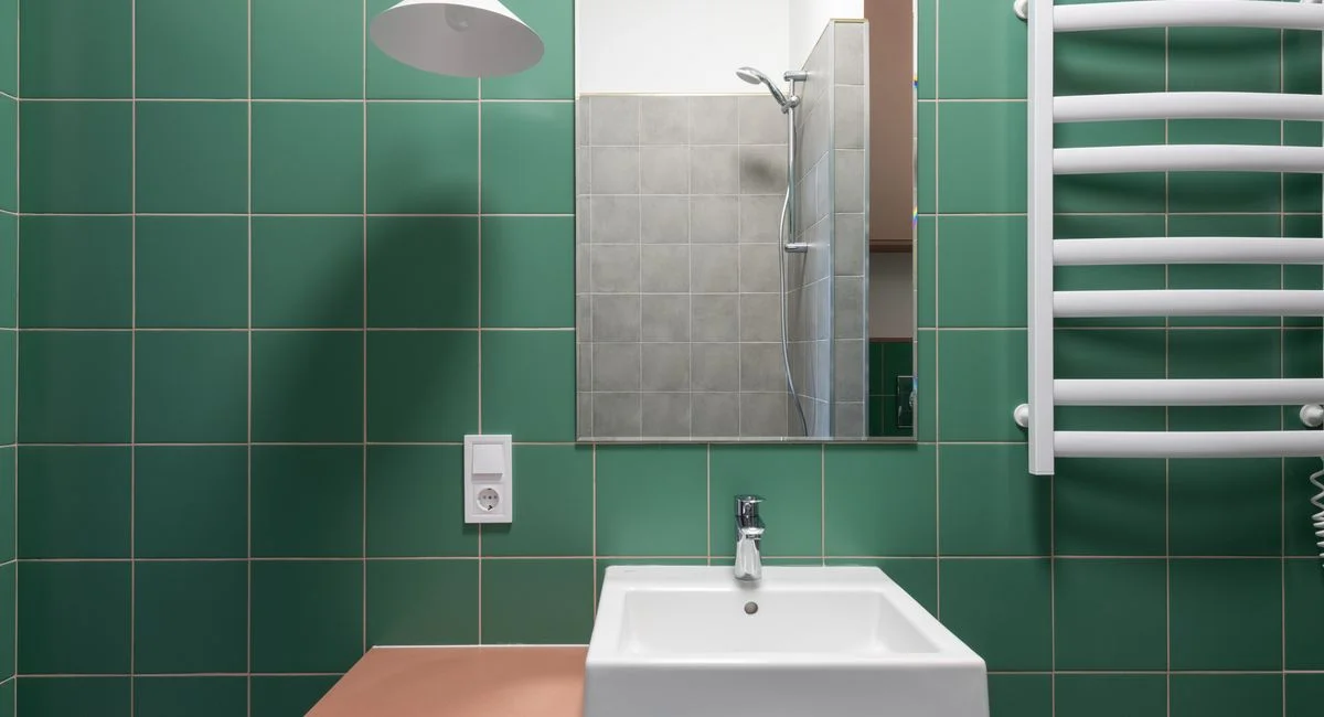 Illustration : le modèle, les arrivées d’eau et l’espace sous le lavabo