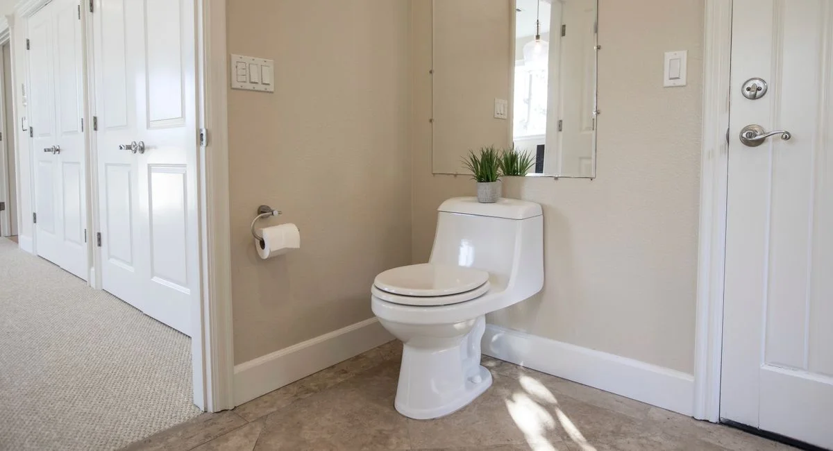 Le changement de toilettes qui se joue avant même de dévisser la première fixation