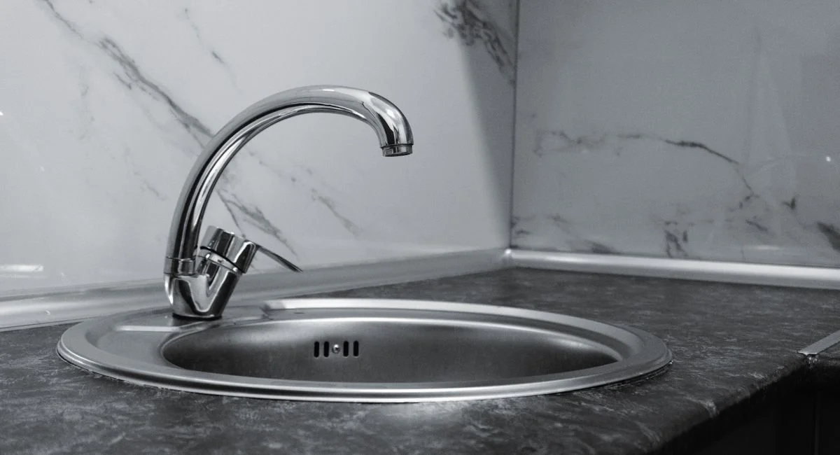La fuite de robinet mitigeur se règle d’abord par l’endroit exact où l’eau sort