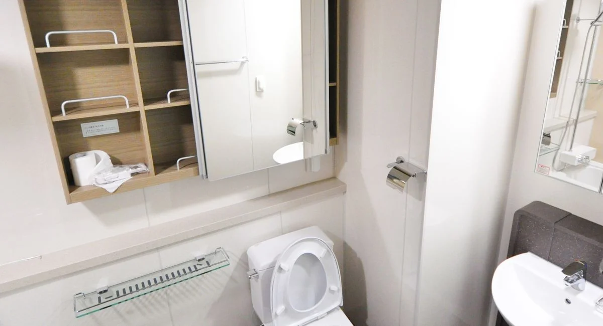 Le meuble rangement pour toilettes qui libère le passage sans renoncer au rangement