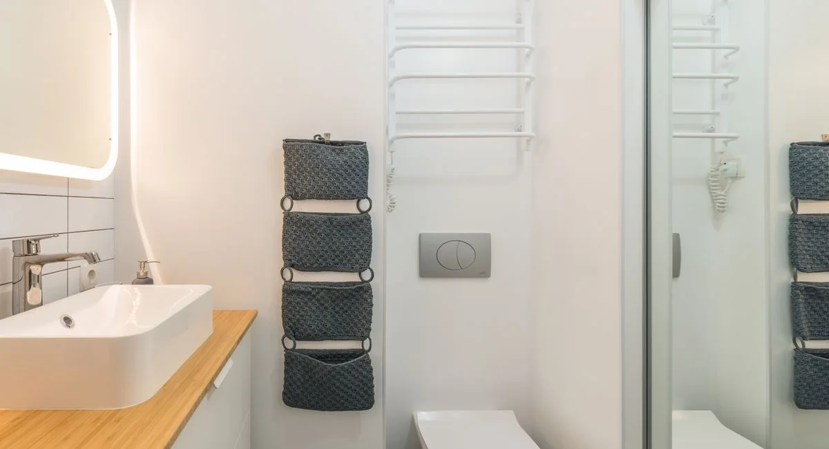 Illustration : les limites à surveiller dans une toilette exiguë