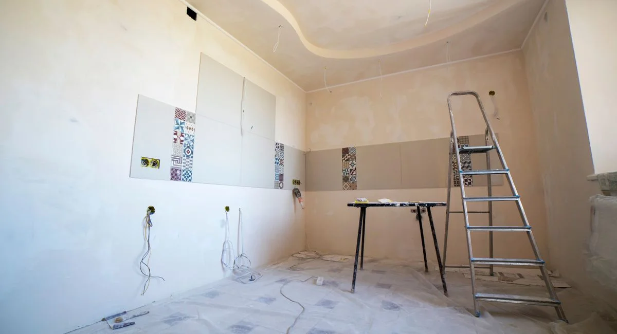 Illustration : la rénovation complète ajoute souvent la plomberie, l’électricité et les finitions