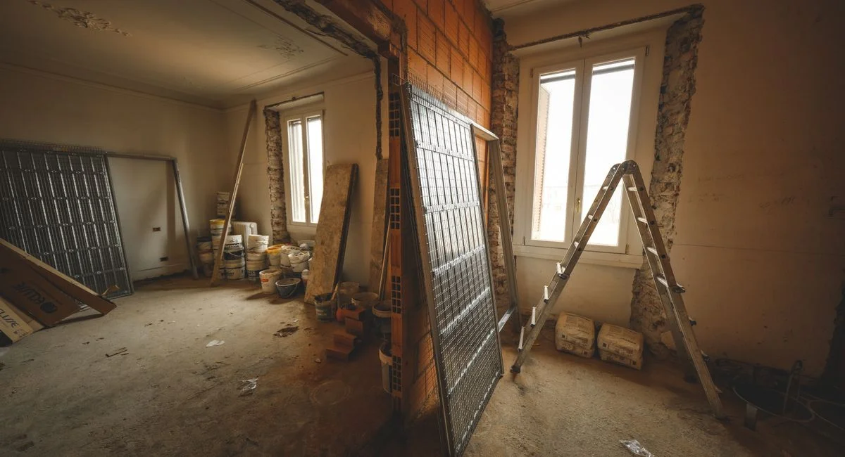 Illustration : la décision entre rafraîchissement et rénovation plus large