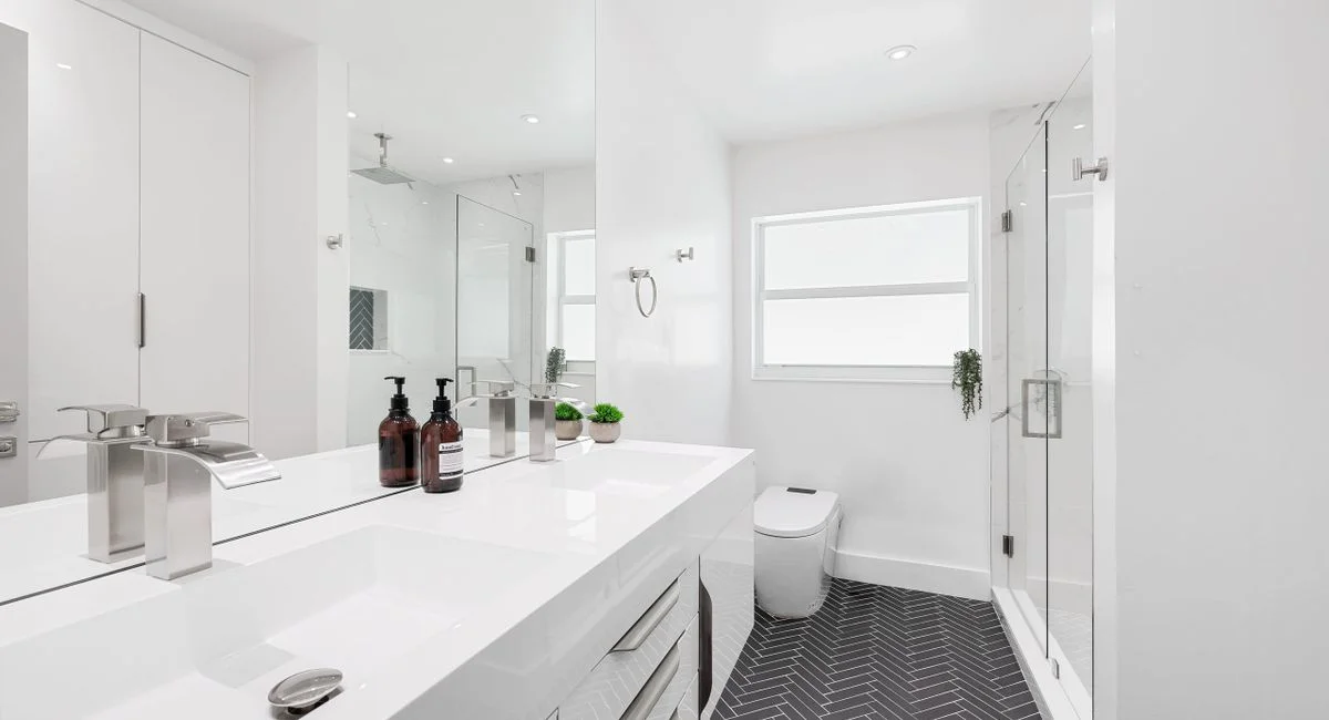 La toilette a la turc dans un petit WC, quand l’idée est bonne et quand elle coince