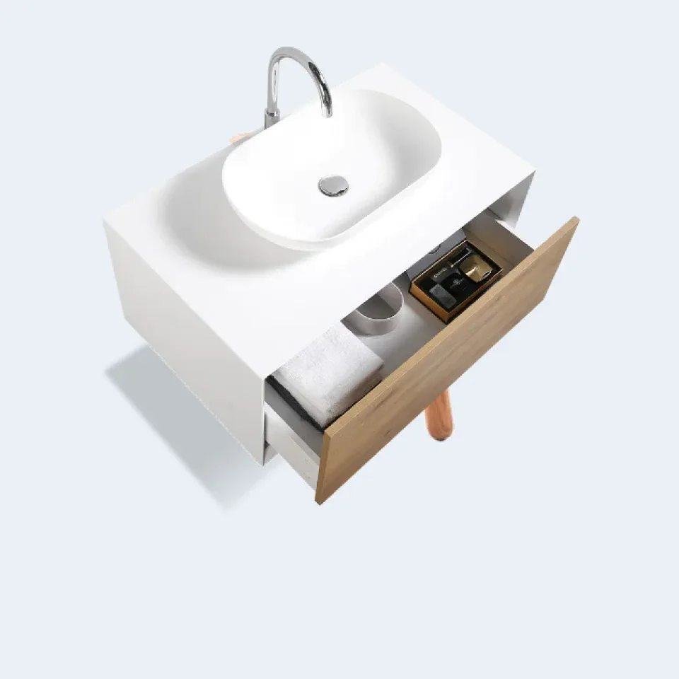 Vasque blanche sur meuble de rangement ouvert