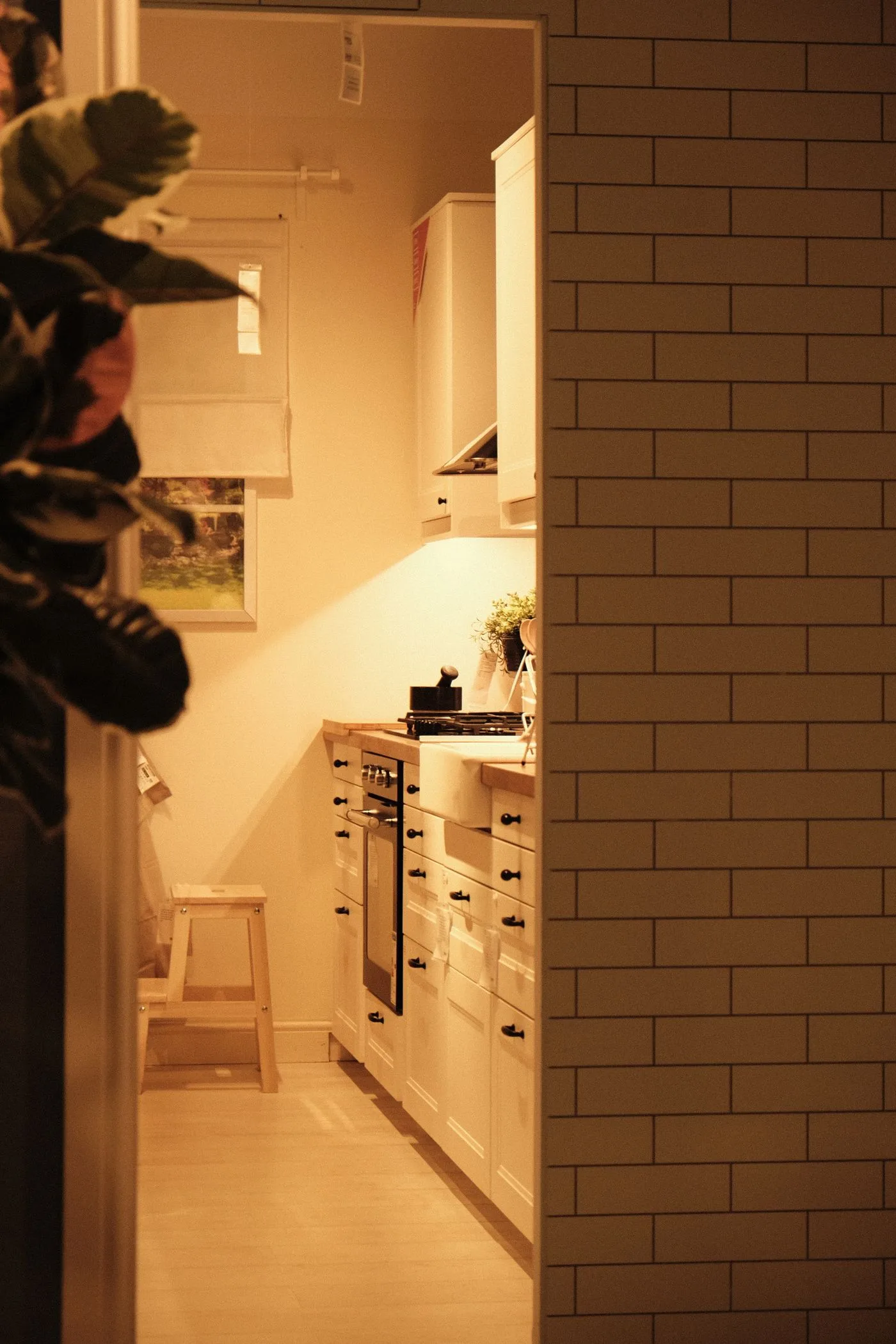 Cuisine compacte aménagée avec meubles, évier et plan de travail
