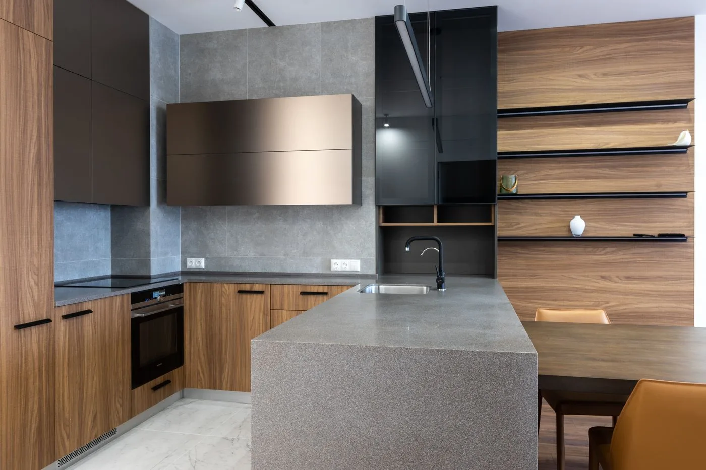Cuisine contemporaine avec façades en bois